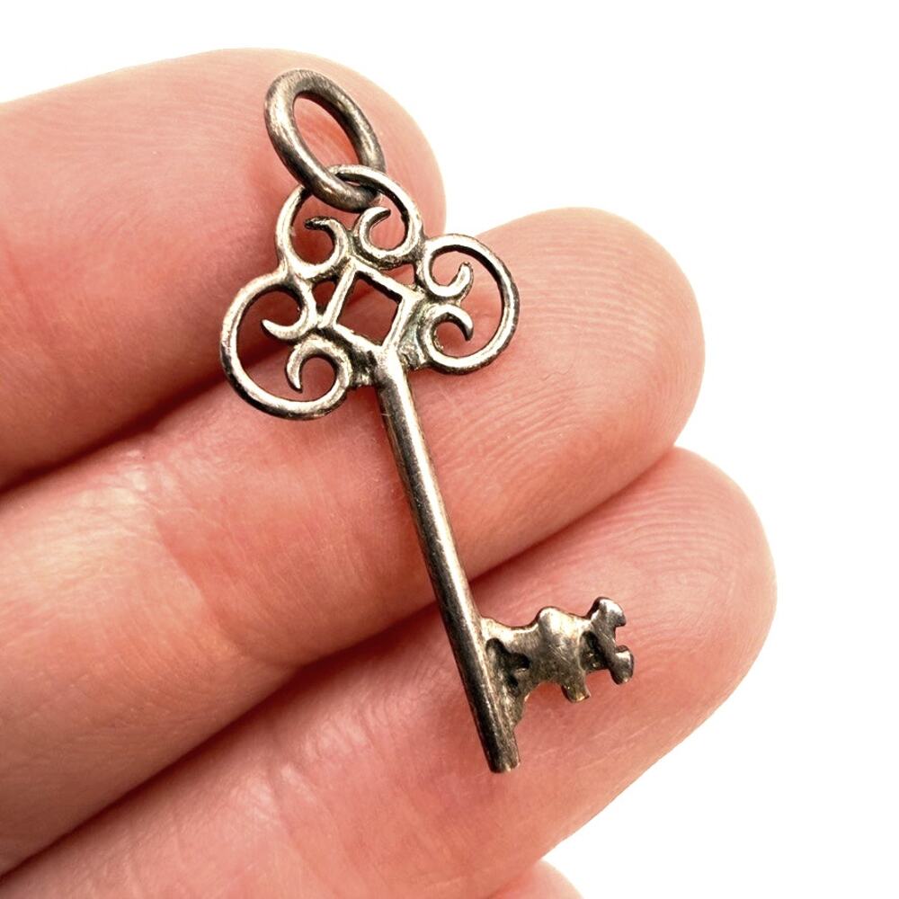 Vintage 925 Sterling Silver Skeleton Key Charm Pendant Ornate